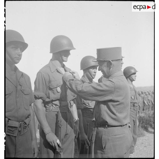 Remise de décorations lors de la cérémonie de présentation du drapeau du 151e RI.