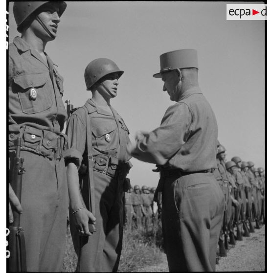 Remise de décorations lors de la cérémonie de présentation du drapeau du 151e RI.