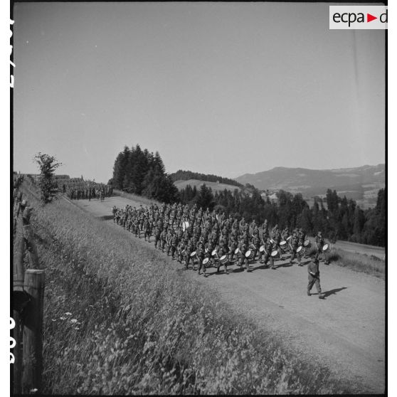 Défilé des troupes lors de la cérémonie de présentation du drapeau du 151e RI.