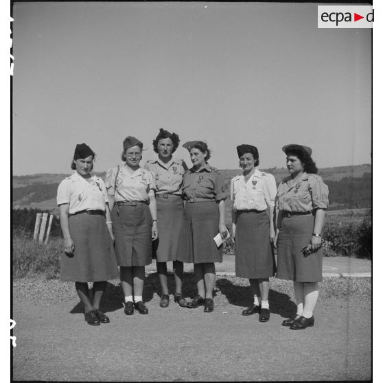 Portrait de groupe de personnels féminins décorés lors de la cérémonie de présentation du drapeau du 151e RI.