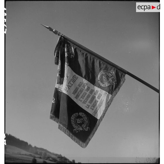 Cérémonie de présentation du drapeau du 151e RI.