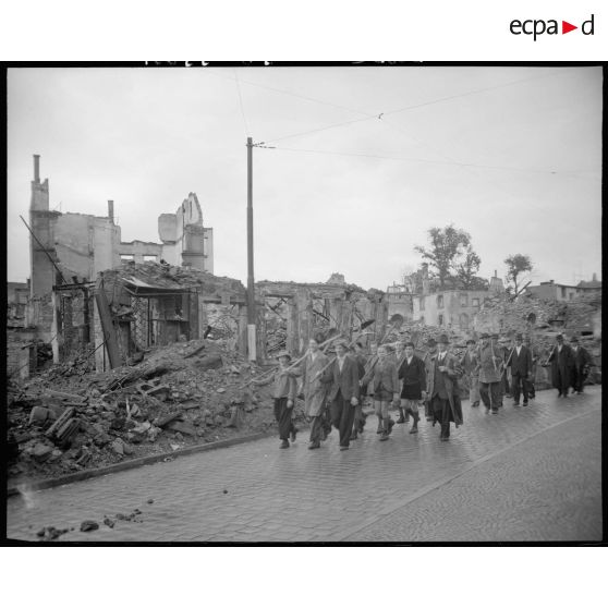 Des habitants de Stuttgart se rendent sur un chantier de déblaiement de gravats.