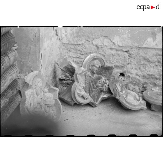 Débris de statues et de bas-reliefs religieux dans Stuttgart.