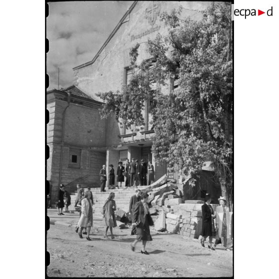 Des habitants de Stuttgart sortent d'une église.