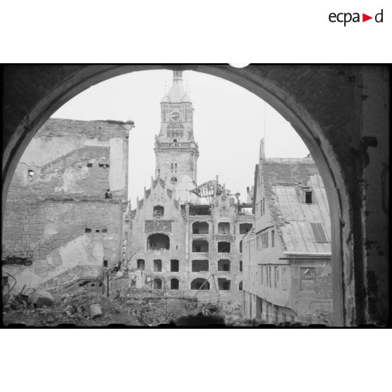 Le quartier de la mairie de Stuttgart en ruine.