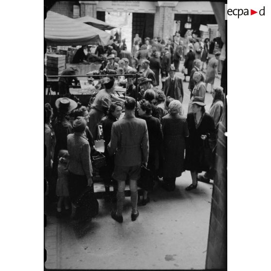 La population de Stuttgart se ravitaille sur un marché couvert.