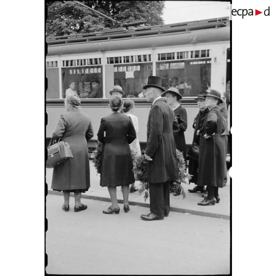 Des habitants de Stuttgart se rendent à des obsèques.