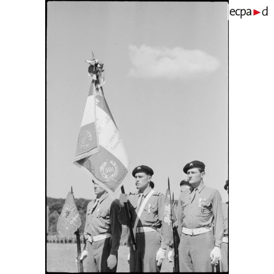 L'étendard du 501e régiment de chars de combat (501e RCC) et sa garde lors de la cérémonie d'adieu du général Leclerc à la 2e division blindée (2e DB).