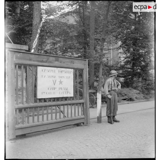 Entrée de la caserne du baron von Forstner à Karlsruhe, camp russe de rapatriement de personnes déplacées.