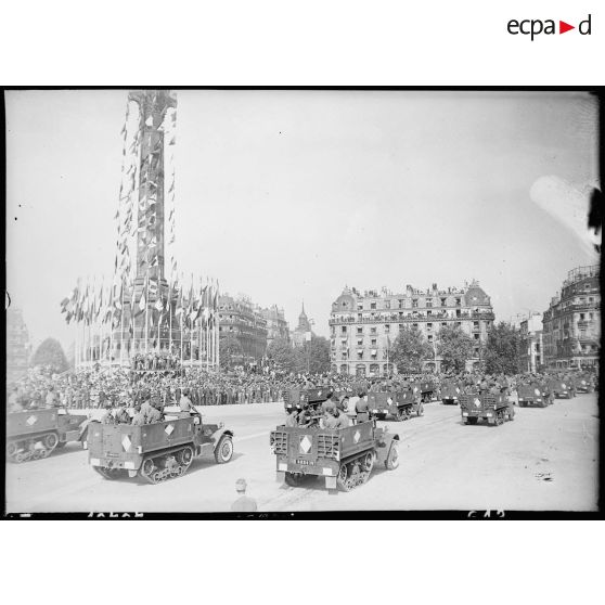 Défilé du 14 juillet 1945  à Paris.