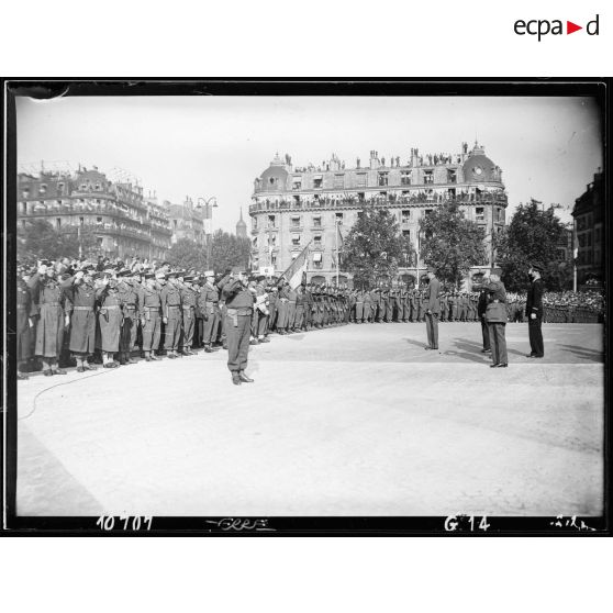 Défilé du 14 juillet 1945  à Paris.