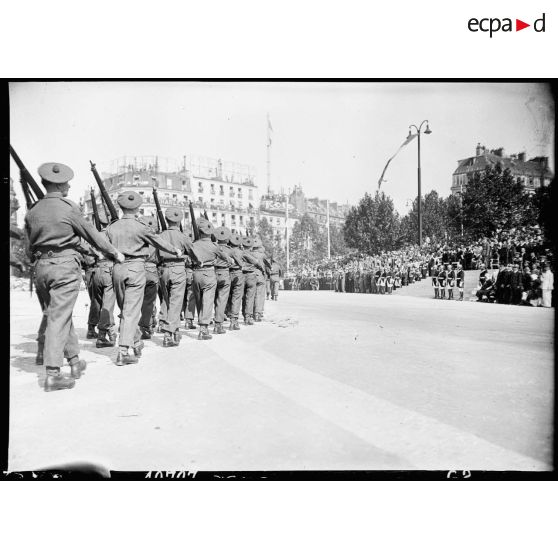 Défilé du 14 juillet 1945  à Paris.