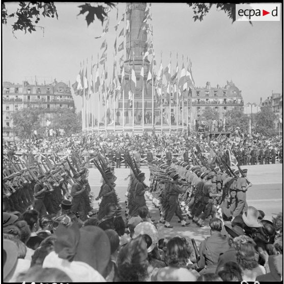 Défilé du 14 juillet 1945  à Paris.