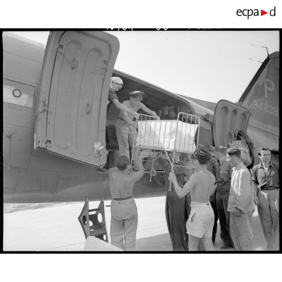 Un des berceaux des enfants français rapatriés d'Allemagne est descendu d'un Dakota C47 de l'armée de l'Air.