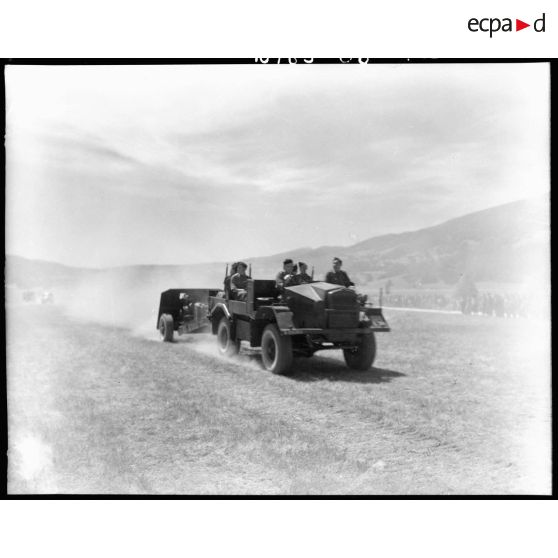Défilé motorisé lors de la cérémonie de remise de la Croix de la Libération à Vassieux-en-Vercors.