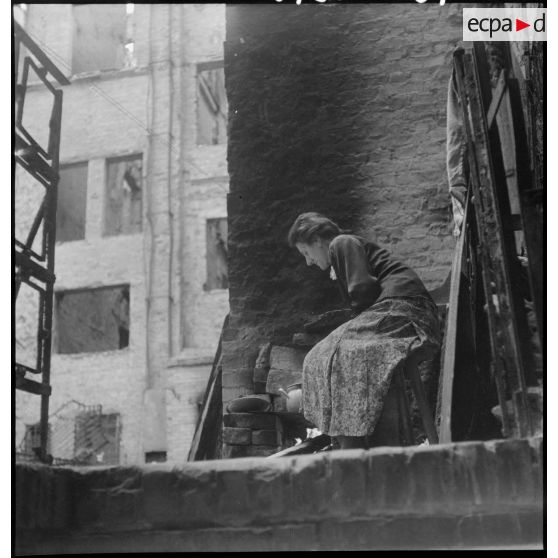 Une habitante de Berlin dans les ruines de la ville.