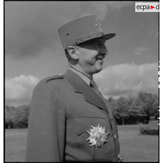 Portrait du général de corps d'armée Koenig, commandant en chef de la zone française d'occupation en Allemagne.