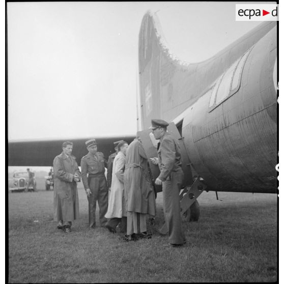 Le général Koenig sur l'aérodrome de Strasbourg.