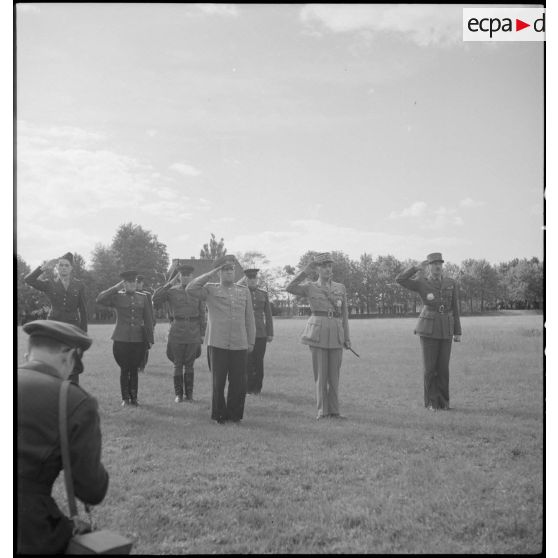 Cérémonie de remise des insignes de grand-croix de la Légion d'honneur au maréchal Joukov par le général Catroux.