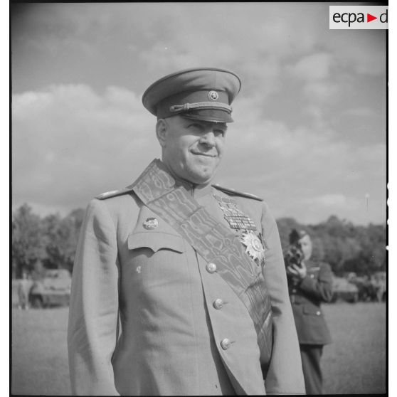 Portrait du maréchal Joukov portant les insignes de grand-croix de la Légion d'honneur.