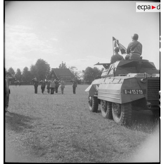 Prise d'armes à l'occasion de la remise des insignes de grand-croix de la Légion d'honneur au maréchal Joukov par le général Catroux.