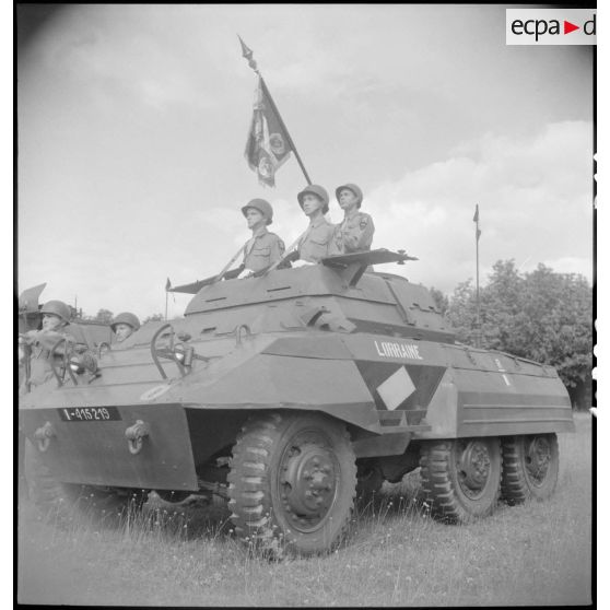 Prise d'armes à l'occasion de la remise des insignes de grand-croix de la Légion d'honneur au maréchal Joukov par le général Catroux.