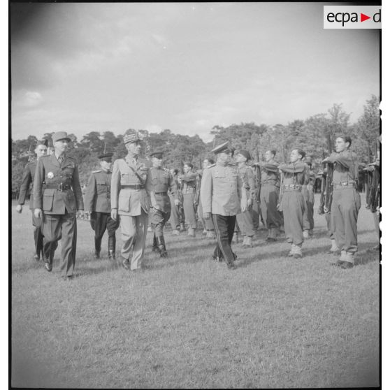 Revue des troupes à pied par le général Catroux, le général Koenig et le maréchal soviétique Joukov.