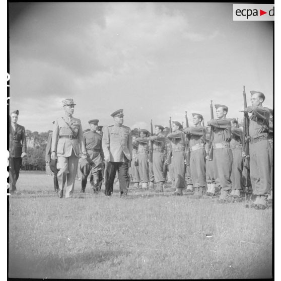 Revue des troupes à pied par le général Catroux, le général Koenig et le maréchal soviétique Joukov.