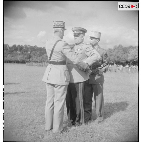 Remise des insignes de grand-croix de la Légion d'honneur au maréchal Joukov par le général Catroux.