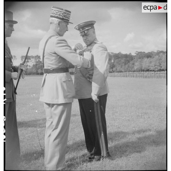 Remise des insignes de grand-croix de la Légion d'honneur au maréchal Joukov par le général Catroux.