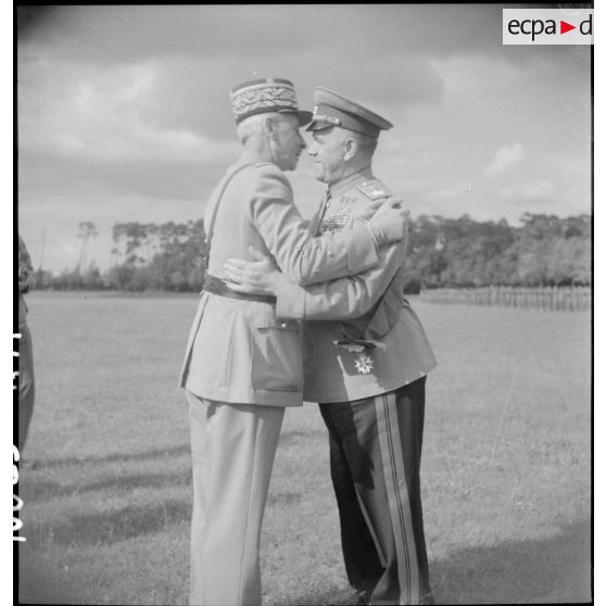 Le général Catroux remet les insignes de grand-croix de la Légion d'honneur au maréchal soviétique Joukov.