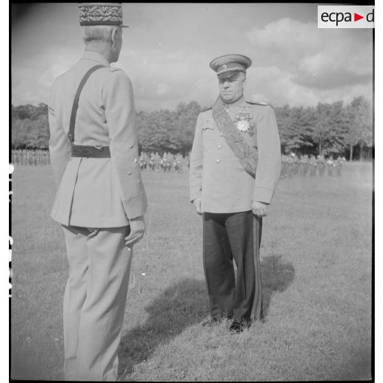 Le maréchal Joukov est décoré par le général Catroux.