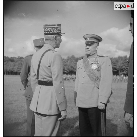 Le maréchal Joukov est décoré par le général Catroux.