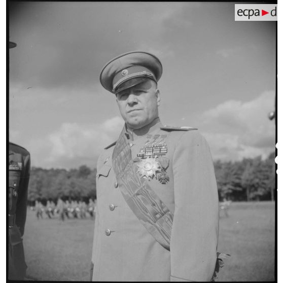 Portrait du maréchal Joukov portant les insignes de grand-croix de la Légion d'honneur.