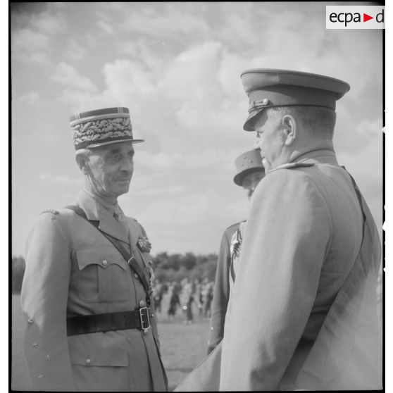Le maréchal Joukov est décoré par le général Catroux.