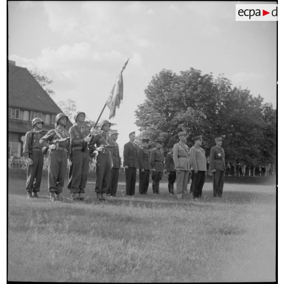 Les autorités militaires françaises et soviétiques lors de la cérémonie de remise de décoration au maréchal Joukov par le général Catroux.