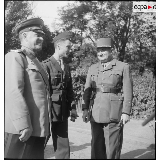 Autorités militaires françaises et soviétiques avant la cérémonie de remise de décoration au maréchal Joukov.