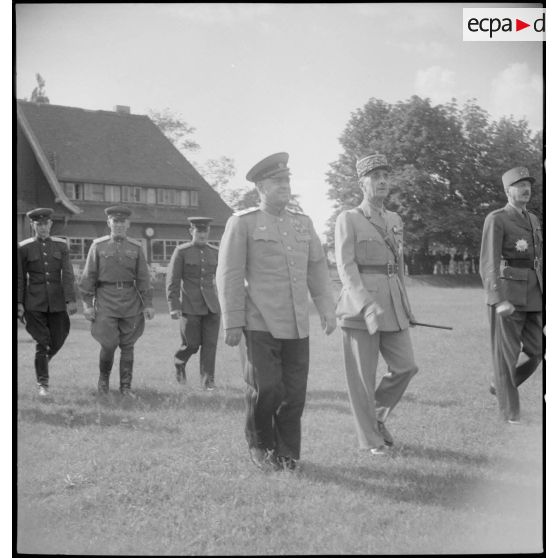 Arrivée des autorités militaires sur les lieux de la cérémonie de remise de décoration au maréchal Joukov  par le général Catroux.