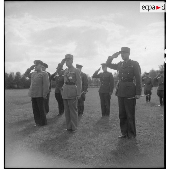 Cérémonie de remise des insignes de grand-croix de la Légion d'honneur au maréchal Joukov par le général Catroux.