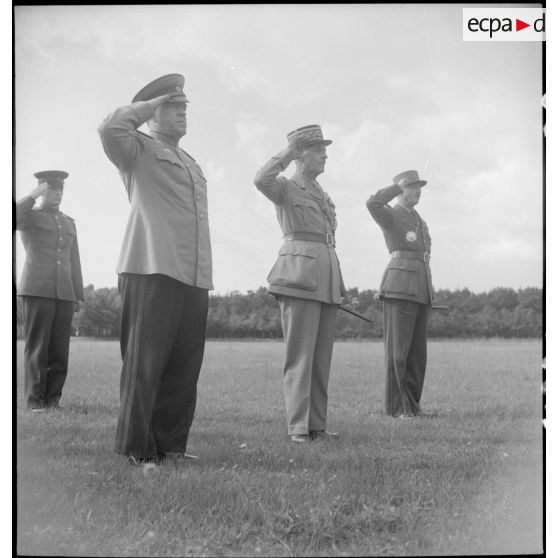Cérémonie de remise des insignes de grand-croix de la Légion d'honneur au maréchal Joukov par le général Catroux.