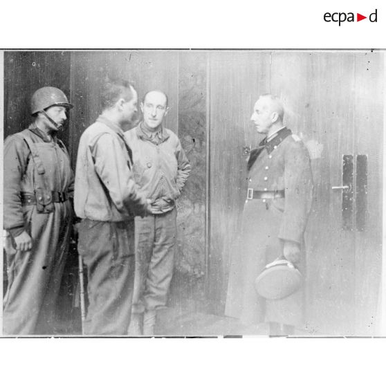 Le général Leclerc reçoit la reddition du général allemand Vaterrodt, commandant de la place forte de Strasbourg (Bas-Rhin).