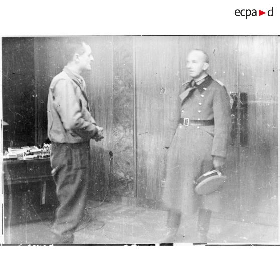 Le général Leclerc reçoit la reddition du général allemand Vaterrodt, commandant de la place forte de Strasbourg (Bas-Rhin).