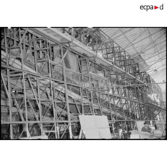 Le coque derrière les échafaudages.
