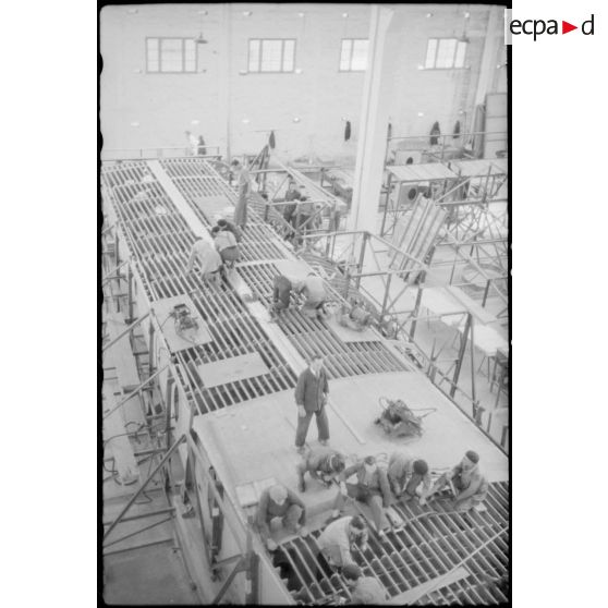 Couverture de la charpente des ailes.