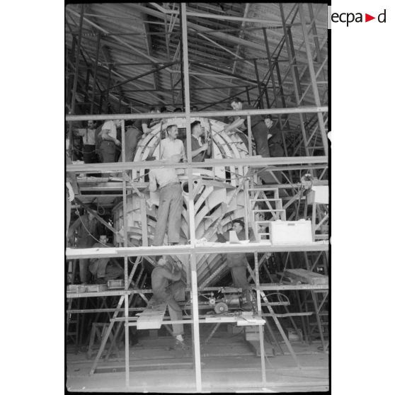 Assemblage de la charpente de la coque.