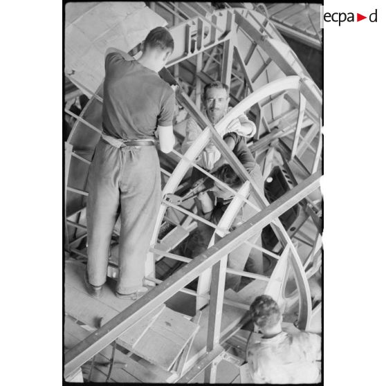 Assemblage de la charpente de la coque.