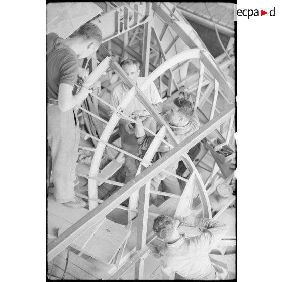 Assemblage de la charpente de la coque.