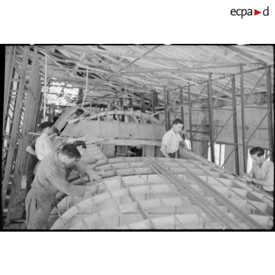Assemblage de la charpente de la coque.