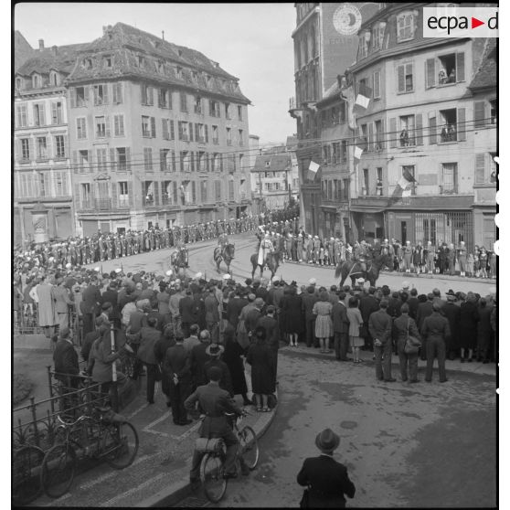 Entrée du cortège sur la place Kleber à Strasbourg.