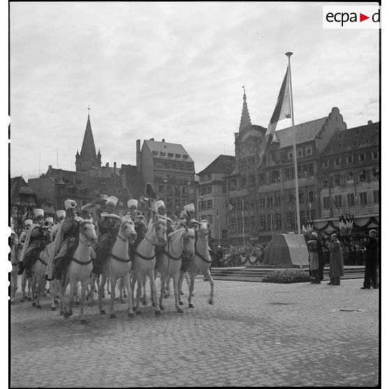 Défilé de spahis place Kleber à Strasbourg.
